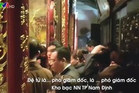 Hình ảnh cán bộ đi lễ trong giờ hành chính xuất hiện trên VTV1 (ảnh cắt từ clip VTV)