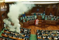 Nghị sĩ Kosovo ném lựu đạn hơi cay để ngăn họp quốc hội