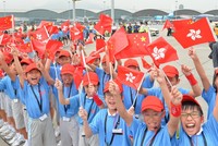 Trẻ em Hong Kong chào đón đoàn Olympic Trung Quốc tại sân bay Hong Kong năm 2016 (Ảnh: Hongkongfp)