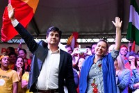 Ông Quesada và vợ cùng người ủng hộ. Ảnh: AFP.