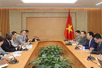 Cuộc làm việc giữa Phó thủ tướng Vương Đình Huệ và Giám đốc WB tại Việt Nam về giải pháp cải cách tiền lương, bảo hiểm xã hội ngày 5/4.  Ảnh: VGP