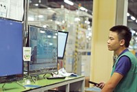 Theo dõi quy trình sản xuất tại Công ty Điện tử Samsung (Bắc Ninh).