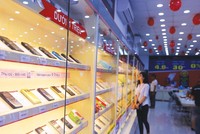 Cách đi của hầu hết hãng bán lẻ Việt vào lúc này là phát triển mảng kinh doanh trực tuyến cùng với bán hàng tại cửa hàng. Ảnh: Đức Thanh.