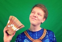 Triệu phú Bitcoin Pavel Nyashin khoe tiền trên clip đăng tải trên mạng xã hội. (Nguồn: The Sun)