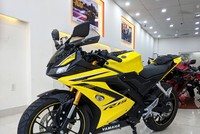 Yamaha R15 2018 tem vàng Racing Yellow tại một cửa hàng ở Quận Tân Phú, TP. HCM. Ảnh: Sum Nguyễn.