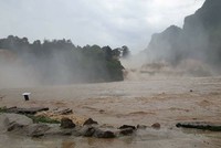 Thác Bản Giốc chìm sâu trong biển nước lũ
