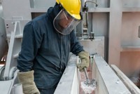 Phương pháp sản xuất nhôm mới giải phóng oxy thay vì khí nhà kính, trong quá trình nấu chảy. Ảnh: Apple