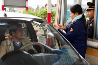 Người dân trả phí bằng tiền lẻ để phản đối vị trí đặt trạm BOT Bến Thủy. Ảnh: Hải Bình.