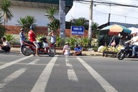 Dù có bảng cấm nhưng tình trạng chợ mua bán vẫn "mọc" lên ở một số tuyến đường trên địa bàn TP Cà Mau, vi phạm hàng lang an toàn đường bộ. (Ảnh: CTV).