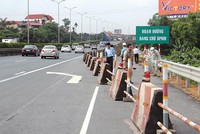 “Đoạn đường đang chờ GPMB” với mặt đường bị thắt đột ngột dễ xảy ra các vụ đâm xe liên hoàn. Ảnh: Anh Minh.