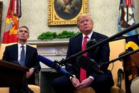 Tổng thống Mỹ Donald Trump và Tổng thư ký NATO Jens Stoltenberg. (Ảnh: Reuters)