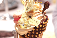 Chiếc kem ốc quế có giá hơn 3 triệu đồng. (Nguồn: CNBC)