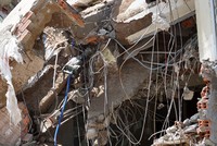 Máy khoan còn cắm vào đống đổ nát. Ảnh: Sơn Hòa.