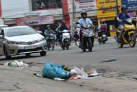 Rác thải sinh hoạt bị người dân vứt bỏ ngay trên miệng cống thu nước ở một tuyến phố tại TP Biên Hòa.