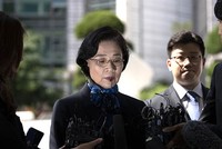 Lee Myung-hee tỏ ra bình tĩnh, liên tục cúi đầu nói xin lỗi khi xuất hiện tại trụ sở cảnh sát Seoul sáng 28/5. Ảnh: Korea Times.