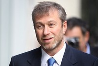 Tỷ phí Abramovich mua lại Chelsea từ năm 2003. Việc xin gia hạn thị thực Anh đã hết hạn của ông đang bị kéo dài bất thường. Ảnh: AFP.