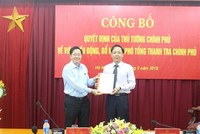 Thừa ủy quyền của Thủ tướng Chính phủ, Bộ trưởng Bộ Nội vụ Lê Vĩnh Tân trao  quyết định và chúc mừng tân Phó Tổng Thanh tra Chính phủ Trần Ngọc Liêm.