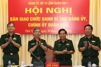 Trung tướng Đỗ Căn, Phó Chủ nhiệm Tổng cục Chính trị chứng kiến bàn giao chức danh Bí thư Đảng ủy, Chính ủy Quân khu giữa Trung tướng Nguyễn Sỹ Thăng và Thiếu tướng Trần Hồng Minh, Thiếu tướng Dương Đình Thông. Ảnh QK1.