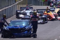 Người cầm lái chiếc Corvette ZR1 là Mark Reuss - phó chủ tịch GM, và ngồi ở ghế phụ là Mark Sandy - một lãnh đạo của IndyCar.