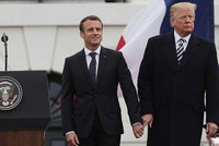 Liệu Tổng thống Mỹ Trump (phải) và Tổng thống Pháp Macron (trái) có còn giữ được sự thân thiện này khi Pháp là nước đi đầu trong khối EU về chủ trương đối đầu cứng rắn với Mỹ về thương mại . Ảnh: GETTY IMAGES.