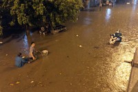 Đường Nguyễn Hữu Cảnh bị ngập sâu sau trận mưa lớn đêm 1/6. Ảnh: Duy Trần.