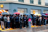 Khách hàng xếp hàng trước giờ khai trương tại cửa hàng Xiaomi ở Paris (Pháp) tháng trước. Ảnh:CNN.