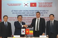 Ký kết hợp đồng thuê đất giữa DEEP C và PHA dưới sự chứng kiến của lãnh đạo thành phố Hải Phòng.