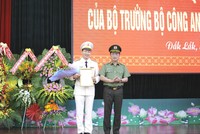 Đại tá Vũ Hồng Văn (trái) được bổ nhiệm chức vụ Giám đốc Công an tỉnh Đắk Lắk.