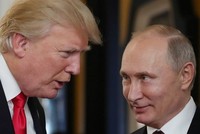 Tổng thống Mỹ Trump (trái) gặp Tổng thống Nga Putin bên lề APEC 2017 ở Việt Nam. Ảnh: AFP.