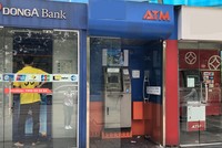 Khách hàng giao dịch tại một ATM của DongA Bank. Ảnh: Ngân Hà.