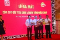 Ông Lê Thanh Thuấn, Chủ tịch Tập đoàn Sao mai tăng hoa chúc mừng Ban Giam đốc MIF