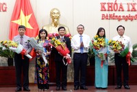 Bí thư Thành ủy Đà Nẵng Trương Quang Nghĩa tặng hoa các đại biểu trúng cử và miễn nhiệm tại phiên họp - Ảnh: VGP/Lưu Hương.