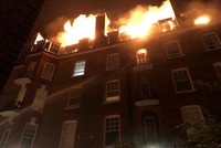 Hỏa hoạn tại khu chung cư ở West Hampstead, London ngày 26/7. (Nguồn: Reuters).