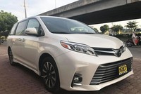 Toyota Sienna 2018 bản Limited trên phố Phạm Hùng, Hà Nội. 