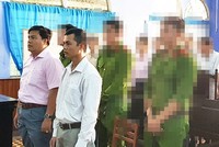 Hai nguyên cán bộ Quản lý thị trường Sóc Trăng tại phiên tòa.