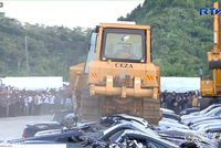 Hàng loạt phương tiện đắt tiền bị san phẳng trước sự chứng kiến của Tổng thống Philippines hôm 30/7 (Ảnh: Philstar).