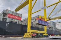 Tàu CALIFORNIA TRADER, quốc tịch MALTA có sức chứa 2.782 TEUs, trọng tải 37.000 DWT, dài 186m chở theo gần 600 TEUs là con tàu đầu tiên cập cảng Tiên Sa mở rộng Giai đoạn 2.
