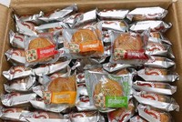 Các loại bánh trung thu giá 2.500-3.000 đồng/cái được với bao bì toàn tiếng Trung Quốc. Loại bánh này thường được bán theo thùng hoặc theo kg, mua càng nhiều thì giá càng rẻ.