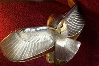 Bức tượng hình cú làm bằng vàng và bạc, phần thưởng cho người giải mã được những câu đố của Max Valentin. Ảnh: Michel Becker..