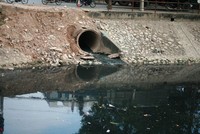 Sông Kim Ngưu đang bị ô nhiễm nặng. Ảnh: Internet