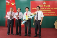 Ông Nguyễn Cao Phúc (người cầm hoa) được bầu làm Chủ tịch Ủy ban MTTQ VN tỉnh Quảng Ngãi, nhiệm kỳ 2014-2019. Ảnh: VGP/Lưu Hương.