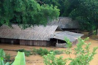 Nhiều bản, làng ở Nghệ An ngập sâu do mưa lũ. Ảnh: Hải Bình.