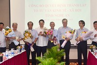 Lãnh đạo tỉnh tặng hoa chúc mừng các thành viên Tổ tư vấn. Ảnh: CTV.