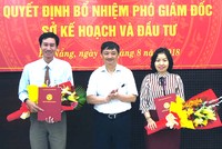 Ông Đặng Việt Dũng (đứng giữa) trao hoa và quyết định cho tân Phó giám đốc Sở Kế hoạch và Đầu tư. Ảnh: N.Đ.