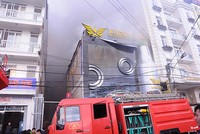 Khói bùng lên dày đặc ở câu lạc bộ bia. Ảnh: Duy Khôi.