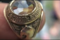 Chiếc nhẫn 10 karat mà bé Joshua đào được. (Nguồn: THV11).