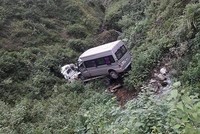 Xe cứu hộ lao xuống vực ở Hòa Bình. Ảnh: Gia Chính