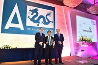 Đại diện Vietcombank, ông Nguyễn Mạnh Hùng - Ủy viên Hội đồng quản trị (đứng giữa) nhận giải thưởng do Tạp chí Asiamoney trao tặng.