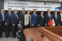 Mở rộng hợp tác quốc tế và tìm kiếm những giải pháp nâng tầm thị trường luôn là công việc được Ủy ban Chứng khoán Nhà nước đặc biệt quan tâm
Trong ảnh: Nhà quản lý làm việc tại Tập đoàn Shinhan Bank, Hàn Quốc trong chuỗi sự kiện xúc tiến đầu tư vào Việt Nam, tháng 4/2018