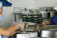 Tại Việt Nam, có bao nhiêu suất ăn được mua bảo hiểm?